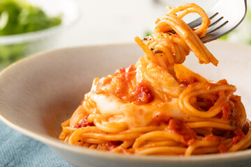 糸引きモッツァレラとトマトソースのスパゲッティー
