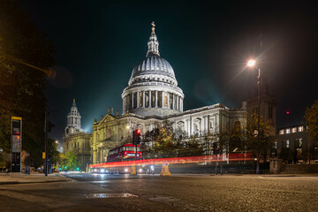 Night view of St. Paul's Cathedral of the city of London - obrazy, fototapety, plakaty
