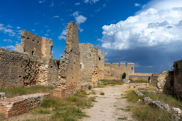 Fototapeta na wymiar interior de la fortaleza califal de Gormaz en Soria, España