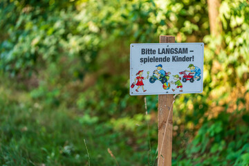 Warnschild Bitte Langsam, spielende Kinder