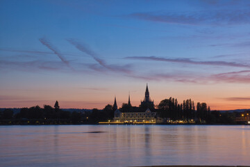 Fototapeta premium Konstanz, Blick zur Stadt am Abend