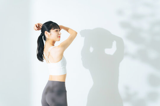 トレーニングでシェイプアップした女性　ボディケア　ダイエット