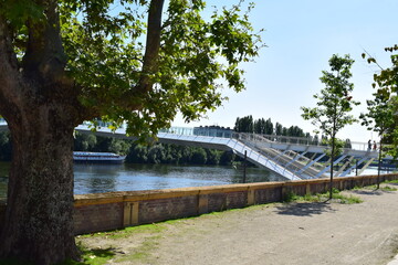 Pedestrian bridge across the Moselle 