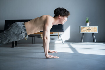 腕立て伏せのトレーニングする男性 