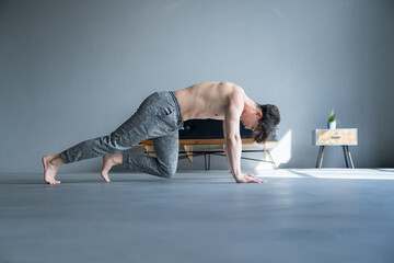 腕立て伏せのトレーニングする男性 広角
