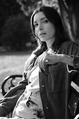 Naklejka premium black and white portrait of a woman in the park in bulgaria varna, model shooting, autumn 