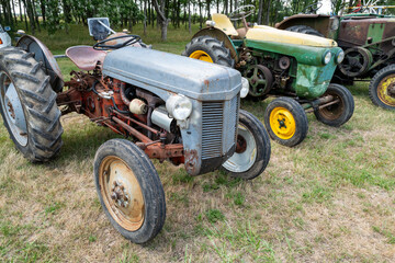 un vieux tracteur de collection dans un champ en France en Europe