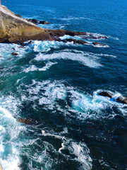 Mar con olas revueltas y espuma