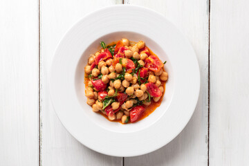 Deliziosa zuppa di ceci, pomodorini e rucola, cibo vegetariano 