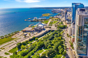 Milwaukee, WI USA - Aug 31, 2023:  Aerial view of the Milwaukee, Wisconsin lakefront featuring art museum, park and apartment buildings - obrazy, fototapety, plakaty