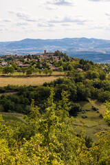 Village médiéval d’Oingt construit en pierres dorées typique de cette région du Beaujolais depuis les vignobles aux alentours