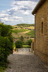 Paysage de collines et de vignobles du Beaujolais depuis une rue du village médiéval d’Oingt