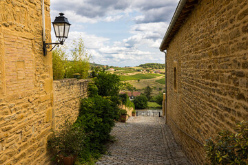 Paysage de collines et de vignobles du Beaujolais depuis une rue du village médiéval d’Oingt
