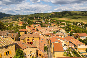 Fototapeta na wymiar Village médiéval d’Oingt construit en pierres dorées typique de cette région du Beaujolais dominant un paysage de collines et de vignobles depuis le sommet du donjon