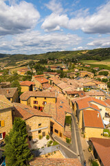 Obraz premium Village médiéval d’Oingt construit en pierres dorées typique de cette région du Beaujolais dominant un paysage de collines et de vignobles depuis le sommet du donjon