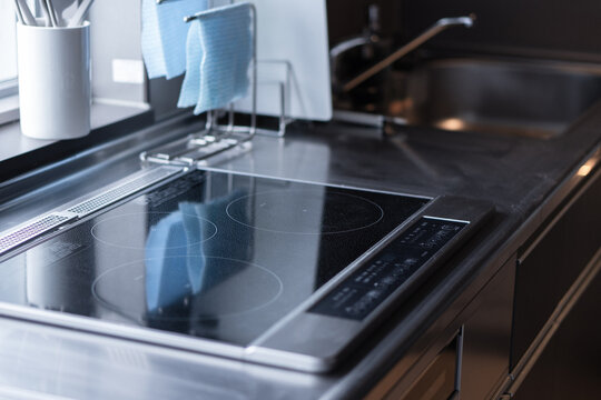 清潔なキッチンのIHクッキングヒーター