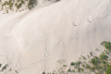Une dune de sable piétinée par les tourisme en été ce qui favorise le recule de la protection...