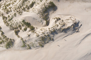 Une dune de sable piétinée par les tourisme en été ce qui favorise le recule de la protection...