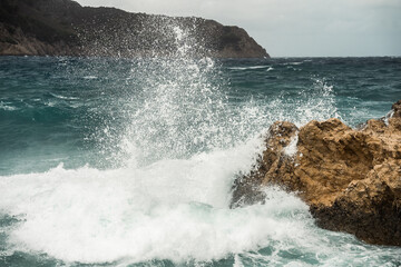 Stürmische Schönheit: Nahaufnahme des aufgewühlten, blauen Ozeans an einem stürmischen Tag in der Bucht von Cala Agulla, Cala Ratjada, Mallorca