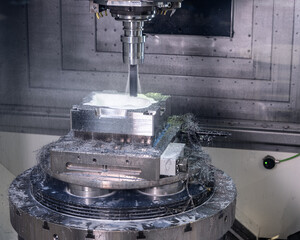 Werkstückbearbeitung Fräsen Stahlwerkstück in 5-Achs-Bearbeitungszentrum Spannmittel Magnetspanntehcnik und Nullpunktspannsystem