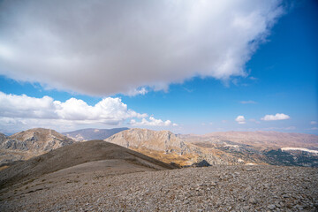 The scenic view of Feslikan Plateau and Alaben Mountain, which looks as if it has its back, consists of spread neighborhoods and looks like it is nestled inside a pit when viewed from the sky. 