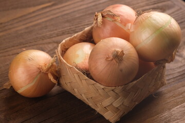 Onions (Allium Cepa Linnaeus) are the most widely and widely cultivated type of onion, used as a spice and cooking ingredient, with a large round shape and thick flesh.