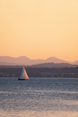 Segelboot auf dem Bodensee, Sonnenuntergang im Sommer
