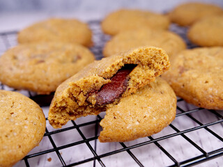 Chocolate-filled cookies placed on a wire rack are delicious.
