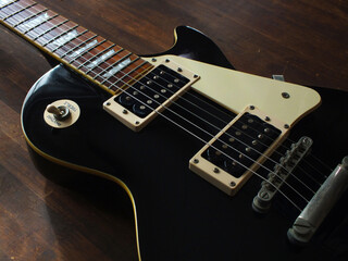 黒のオールドエレキギター_03
