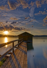 Sonnenuntergang mit Bootshütte
