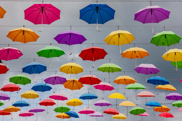 Fototapeta na wymiar Bunte Regenschirme vor Himmel