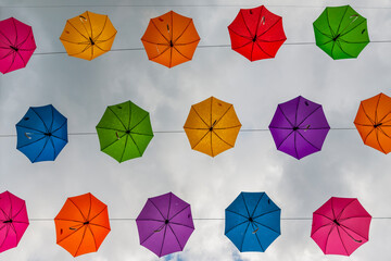 Bunte Regenschirme vor Himmel