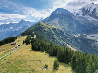 Panorama sur le mont Blanc et l'aiguille du Midi depuis le col de Voza - Alpes - France - Vue aérienne drone