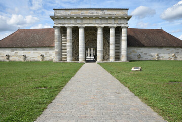Fototapeta na wymiar Grand portail de la saline d'Arc-et-Senans. France