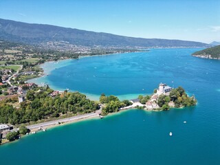 Lac Annecy - Chateau de Duingt - Alpes - France - Vue aérienne drone