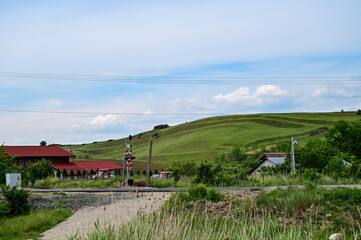 Unbeschrankter Bahn&uuml;bergang mit Andreaskreuz in Siebenb&uuml;rgen, Rum&auml;nien
