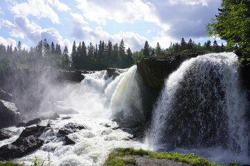 Die wunderschöne Landschaft rund um den Wasserfall Ristafallet in Schweden - obrazy, fototapety, plakaty