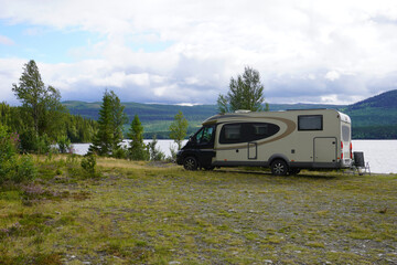 ein Wohnmobil steht an einem See in Schweden 