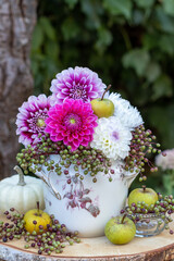 Blumenstrauß mit weißen und pink Dahlien und Holunderbeeren in vintage Zuckerdose