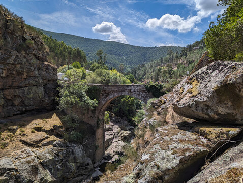 Ponte de Alvarenga (também conhecida como ponte de Canelas) sobre o rio Paiva, Concelho de Arouca, Distrito de Aveiro, Portugal