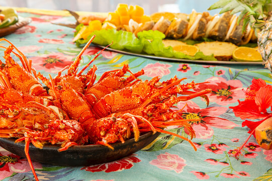 Lagostas e peixe frito em prato t&iacute;pico de frutos do mar do nordeste brasileiro