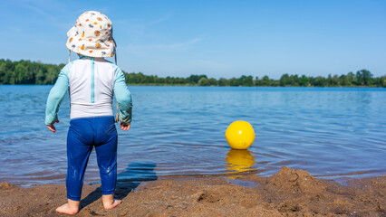 Ein kleiner Junge beim Baden in einem See im Sommer