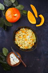 Traditionelles italienisches Risotto mit Hokkaido Kürbis und Gorgonzola Weichkäse serviert als Draufsicht in einer Nordic Design Schale 