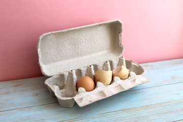 The eggshell lies in a cell in a cardboard box.