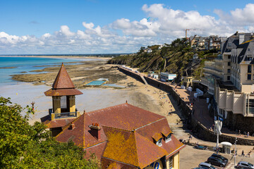 Vue sur la plage du Plat Gousset à marrée basse à Granville depuis la haute ville