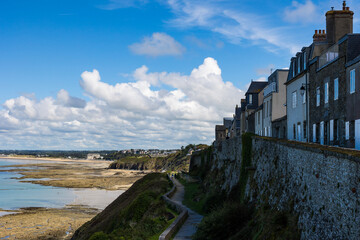 Falaises et c&ocirc;te &agrave; mar&eacute;e basse de Granville depuis la haute ville