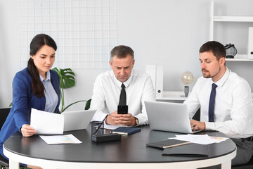 Obraz premium Business consultants working at table in office