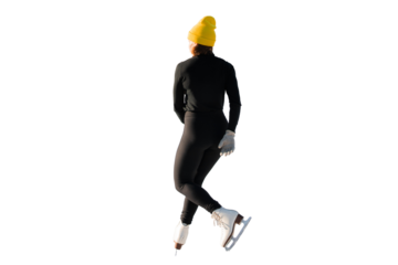 Одета в теплую спортивную одежду и желтая шапка. Здоровый образ жизни зимой.