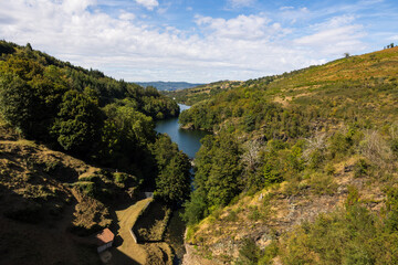 Lac formé par le Barrage du Soulage sur la rivière Le Gier, dans le Parc naturel régional du...