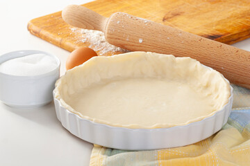 Mold prepared with raw dough for cake or quiche